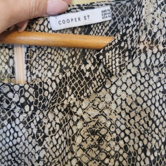 Dress. Size 14. - Picture 3 of 3